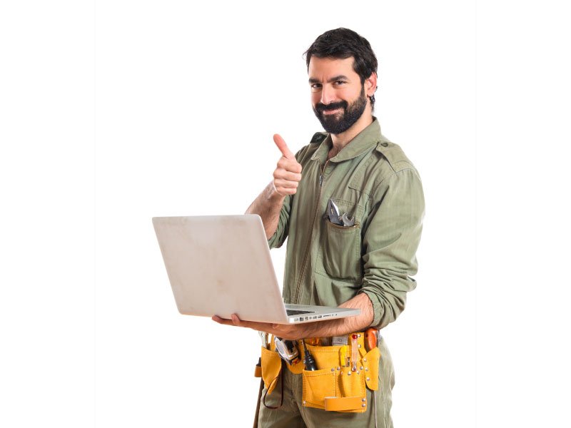 Mecânico com laptop sobre fundo branco