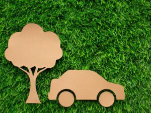 Carro de desenho animado e árvore na grama
